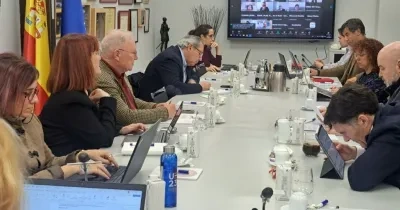 enuentro de cermi mujeres con los representantes que elaboran la propuesta legal, reunidos en una mesa