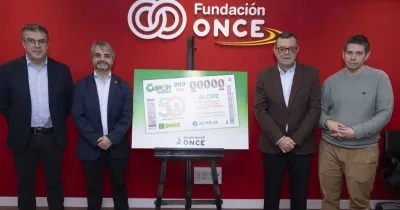 Los representantes de las entidades presentando el cuón en la sede de la Fundación ONCE