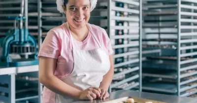 Una mujer realizando una práctica de reposteria