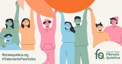 Ilustración con varias personas dibujadas de forma simbólica, de pie y con los brazos levantados sosteniendo una gran forma circular naranja en la parte superior. En la parte inferior aparece el texto “fibrosisquistica.org” y el hashtag “#TratamientoParaTodos”, junto al logotipo de la Federación Española de Fibrosis Quística. Diseño en colores suaves que transmite apoyo colectivo y visibilidad social.