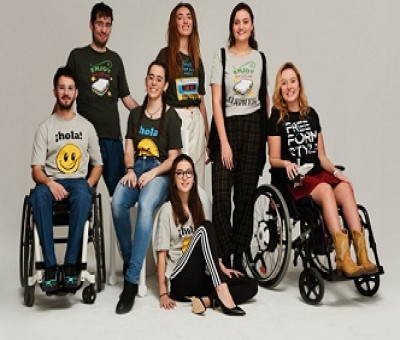 Grupo de jóvenes con discapacidad vistiendo Free Form Style