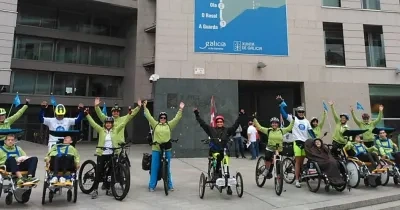 Ciclistas con y sin discapacidad de la Fundación Lukas con las manos alzadas al llegar al destino