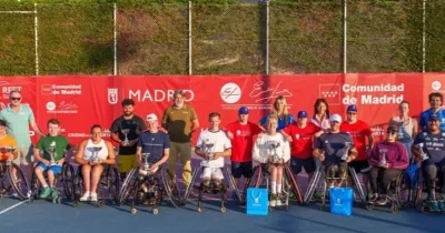 Foto de familia de la entrega de premios de un torneo de tenis en silla en Madrid