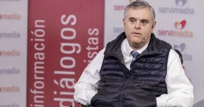 Jesús Hernández Galán hablando en directo en el plato de Servimedia