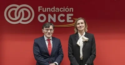 Alberto Durán y Olvido Moraleda, tras la firma delante del logo de Fundación ONCE