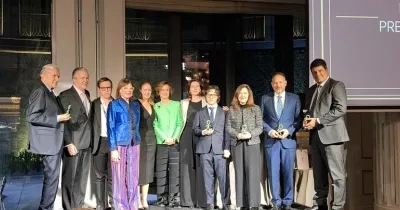 representantes de distintas autoridades y entidades premiadas durante la gala benéfica