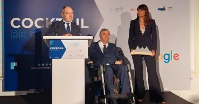 representantes de la Fundación ONCE subiendo al estrado para recibir el premio Ametic por los representantes de la entidad