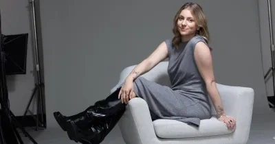 Graciela posando para una foto sentada en un sillón