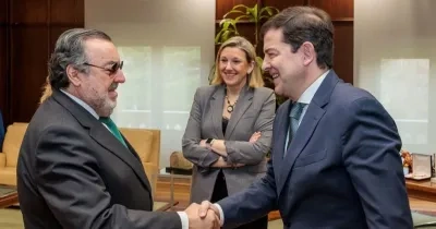 Carballeda y Mañueco, al saludarse en el encuentro