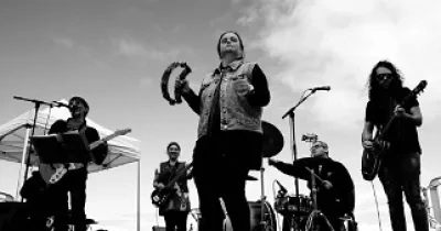 Puri (centro) y Víctor (derecha), junto al resto de integrantes de Xerock, en una actuación (Fuente: San Xerome)