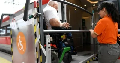 Un hombre en silla de ruedas accede al tren gracias al servicio