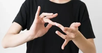 Mujer comunicándose en Lengua de Signos (Fuente: Servimedia)