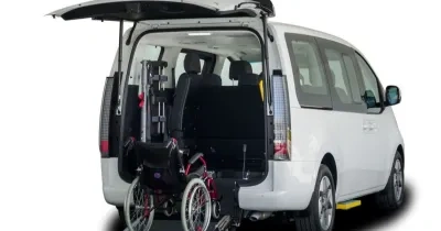 Furgoneta ‘Staria HEV Adaptado’ abierta para subir una silla a la parte trasera