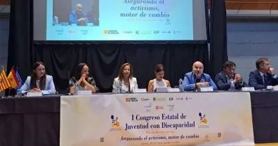 Mesa central con todos los participantes en el I Congreso Estatal de Juventud con Discapacidad, encabezados por Luis Cayo, presidente de Cermi