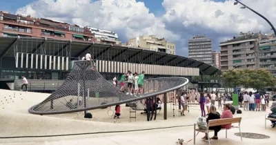 Un parque con niños jugando en él y sus padres sentados en el banco