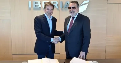 Presidentes de ambas entidades estrechándose las manos durante la firma del convenido de colaboración
