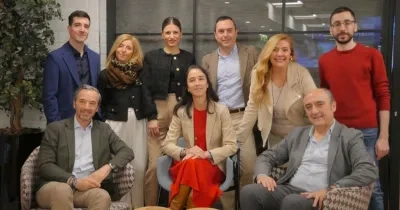 los representantes de ambas entidades posando para una imagen de la firma del acuerdo