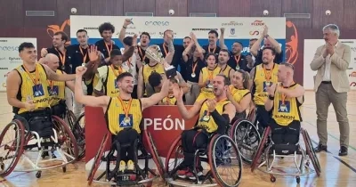 Momento en que el Ilunion recibe el trofeo de campeón de la SuperLiga Fundación ONCE