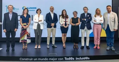 Representantes de ILUNION Accesibilidad, Banco Santander, Fundación SERES, El Corte Inglés y Accenture, subidos en el escenario de Torre ILUNION