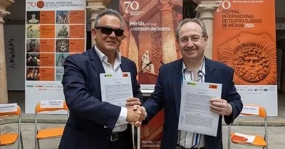 hombres dándose la mano cerrado un acuerdo