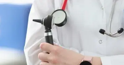 Un médico, con su material correspondiente para la detección y el diagnóstico precoz de problemas de oído y pérdida de audición (Fuente: FIAPAS)