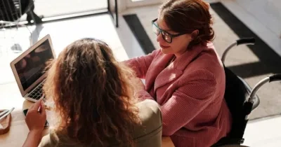 Personas con discapacidad trabajando en un escritorio