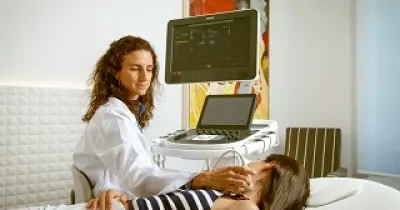doctora Leticia Fernández en consulta