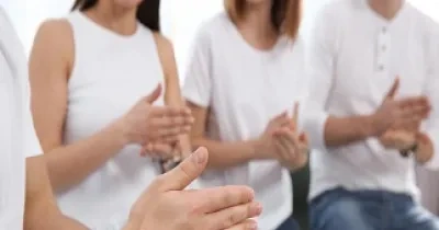 Varios intérpretes de Lengua de Signos hablando entre ellos (Fuente: Comunidad de Madrid)