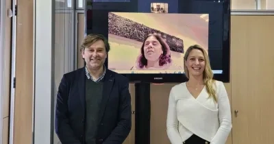 De derecha a izquierda, Carolina Vera de Decker, Virginia Carcedo (en la pantalla) y Jaume Ferriol