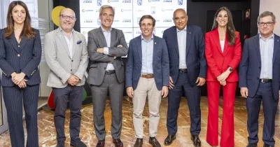 El alcalde de Madrid posando con la plana mayor de la empresa del Grupo ILUNION