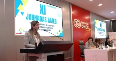 La gerente de ameb durante el acto. subida al estrado mientras hace un discurso