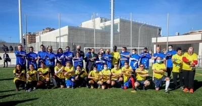 participantes de un partido benéfico organizado por GS ONCE en un campo de fútbol