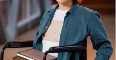 joven en silla de ruedas son unos libros sobre la pierna