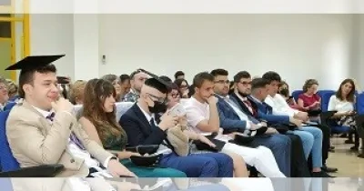 Foto del público asistente durante el acto, entre los que se encuentran algunos de los jóvenes graduados