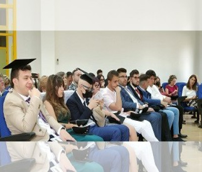 Foto del público asistente durante el acto, entre los que se encuentran algunos de los jóvenes graduados
