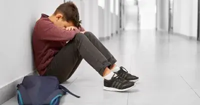 Un jóven sentado en el suelo deprimido, en los pasillos de su colegio (Fuente: RECURRA-GINSO)