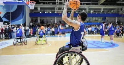 Uno de los jugadores del All Star inclusivo tirando a canasta
