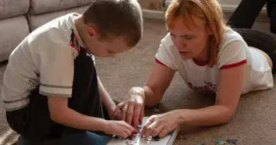 Los juguetes que aconsejan regalar para estas navidades a los niños con TEA, son aquellos que ayuden a su desarrollo en general, como esta madre con su hijo intentando hacer un puzzle (Fuente: El Plural)
