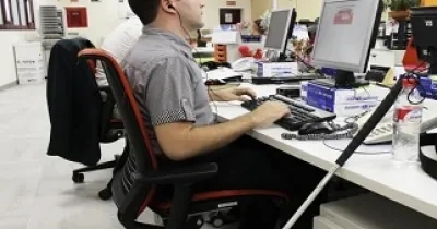 Una persona con discapacidad visual en su centro de trabajo (Fuente: Servimedia)