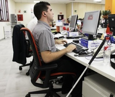 Una persona con discapacidad visual en su centro de trabajo (Fuente: Servimedia)