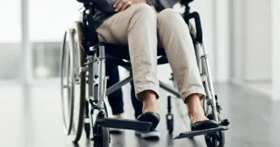 Detalle de una mujer en silla de ruedas