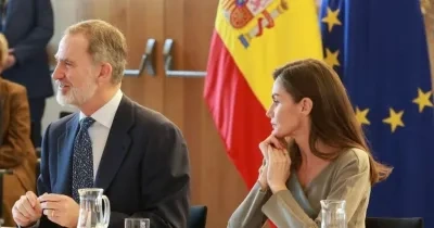 Los Reyes durante una reunión, con las banderas de España y de la Unión Europea de Fondo