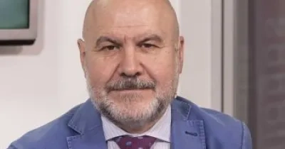 Luis Cayo Pérez Bueno posando para una foto trajeado