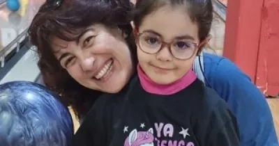 Amparo con su hija Julia, que sufre la enfermedad del síndrome de Usher (Fuente: Amparo Luque)