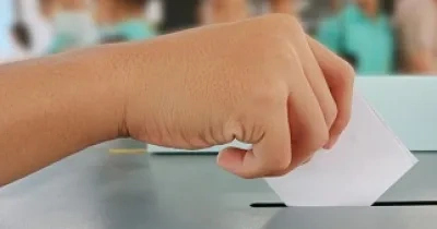 Persona votando en unas elecciones (Fuente: Servimedia)