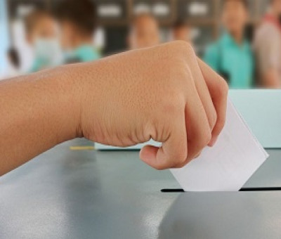 Persona votando en unas elecciones (Fuente: Servimedia)