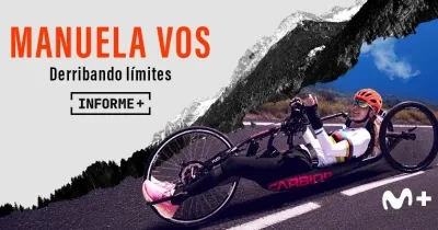 artel promocional del documental Manuela Vos: Derribando límites. En la parte izquierda aparece el título en letras grandes naranjas sobre fondo gris, acompañado del texto “Derribando límites” y un recuadro con la inscripción “INFORME+”. A la derecha, una persona practica ciclismo adaptado en una bicicleta de mano (handbike) sobre una carretera de montaña. El fondo combina una imagen en blanco y negro de montañas nevadas con un recorte en color del paisaje y la carretera. Logo de Movistar+
