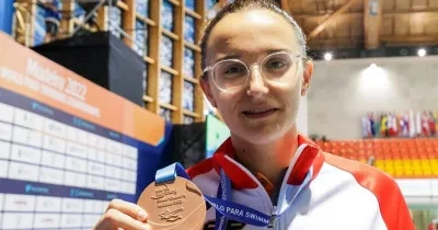 María Delgado con la equipación de España enseñando su medalla de bronce