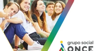 cinco adolescentes posando para una foto a la izquierda y separados por una barra en diagonal de colores sale el logo de Grupo Social Once