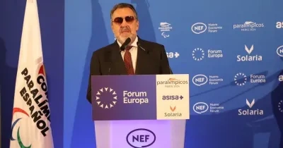 Miguel Carballeda subido a un atril para dar un discurso